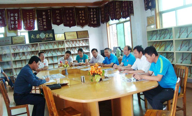 市政協(xié)副主席市體育局局長(zhǎng)周保林與管理區(qū)黨委書(shū)記、主任趙安虎來(lái)校指導(dǎo)工作